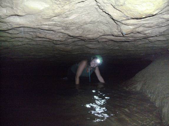 Enfrentando trecho alagado da Cueva de la Vaca, em San Gil, na Colômbia